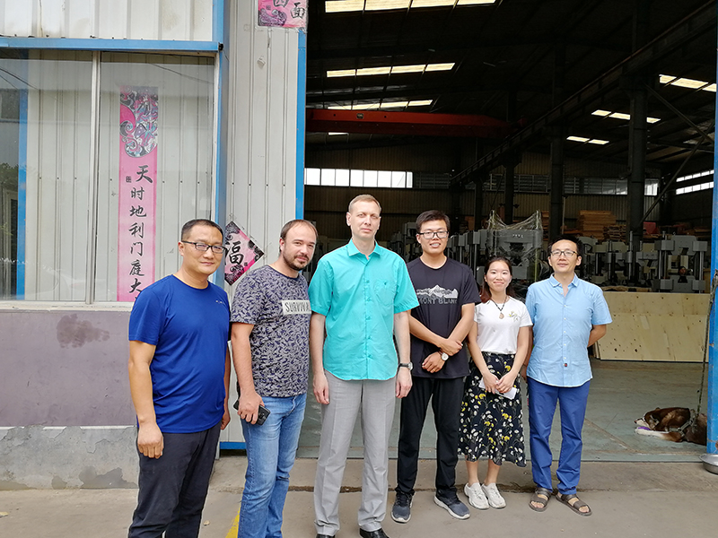 俄罗斯客户到厂验收机器，获得客户一致好评